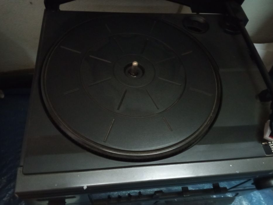 Aparelho de música. Rádio gira discos cd cassetes. Alguns funcionam.