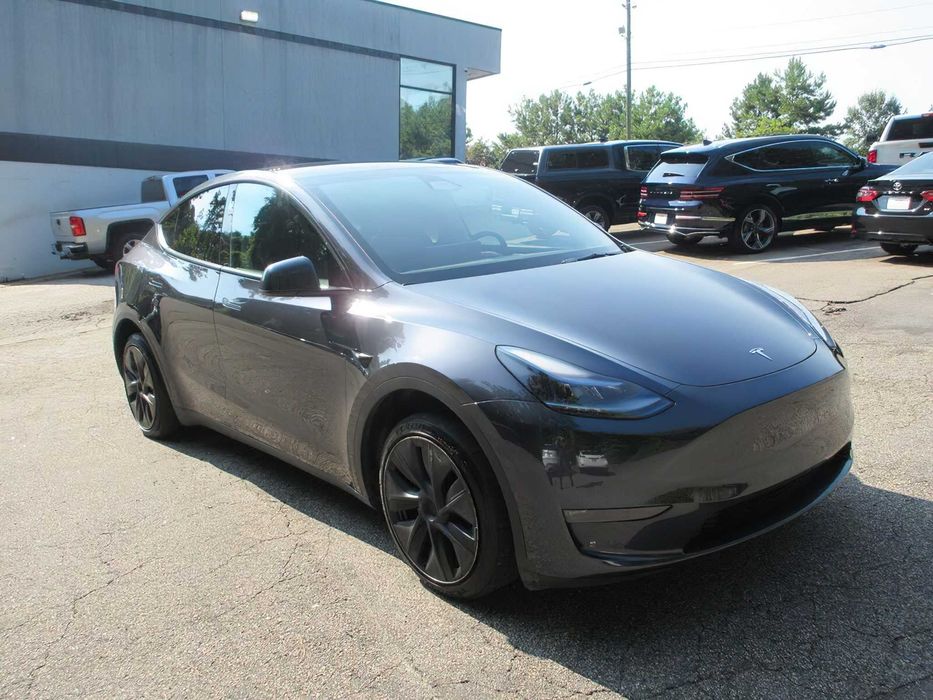 Tesla Model Y Long Range      2025
