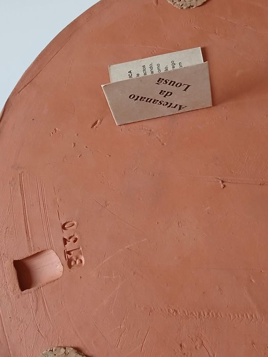 Prato decorativo em barro pintado