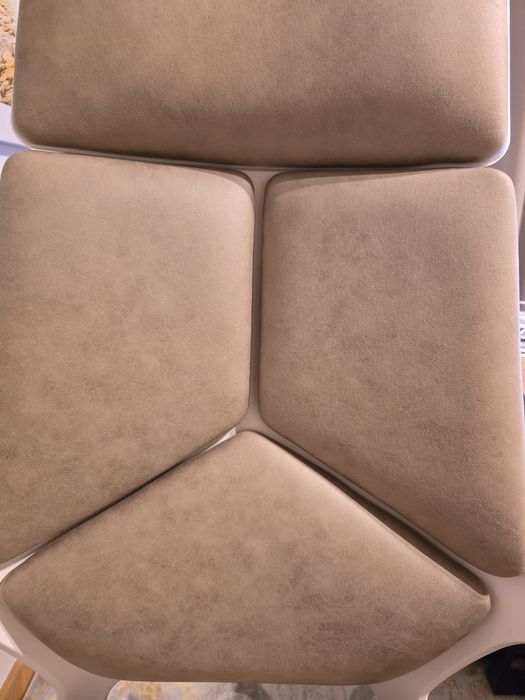 Cadeira escritório bege com estrutura branca