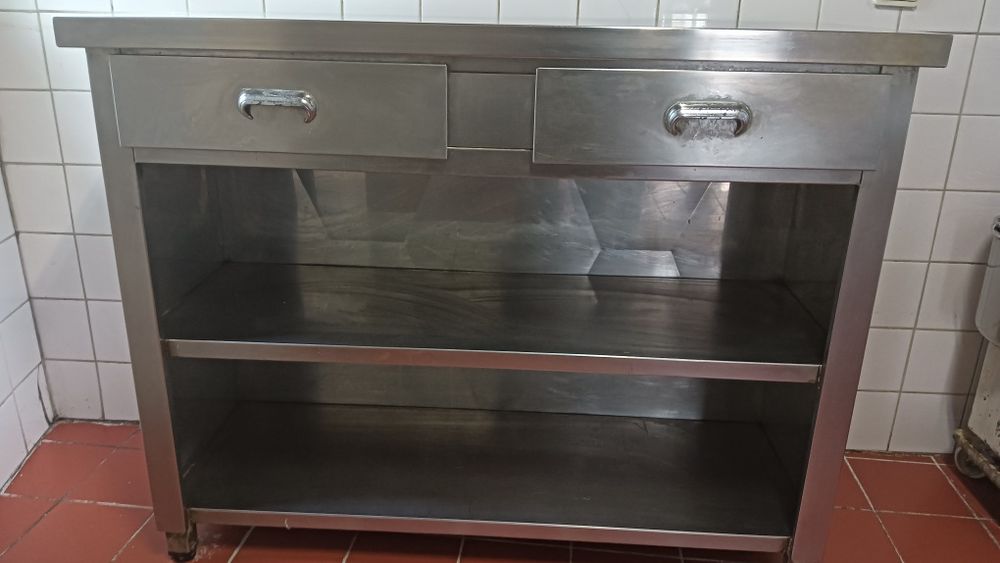 Banca inox fechada.
