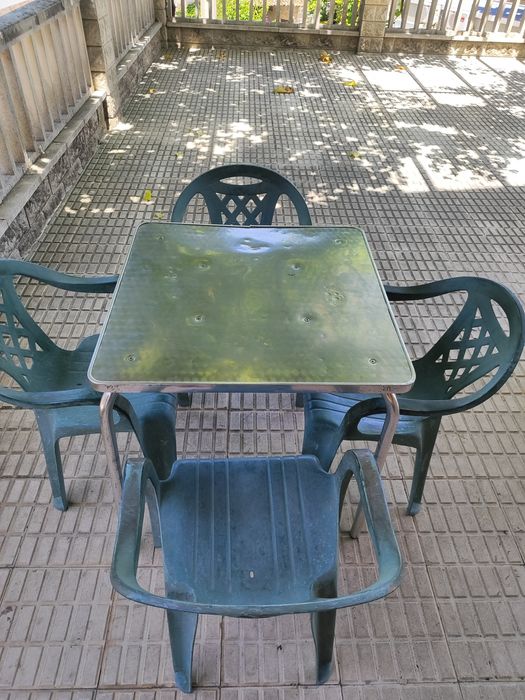 Vendo 2 mesas e 8 cadeiras - 100 euros