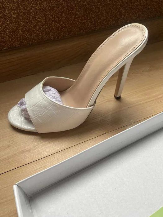 Shein zjawiskowe białe klapki na szpilce 38