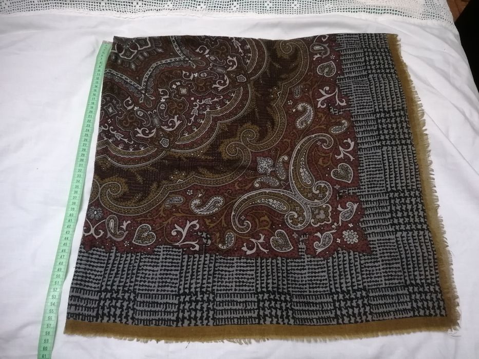 Lenços antigos de cabeça e ombros