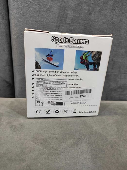 Mini kamera sportowa Full HD 1080p z zestawem uchwytów.
