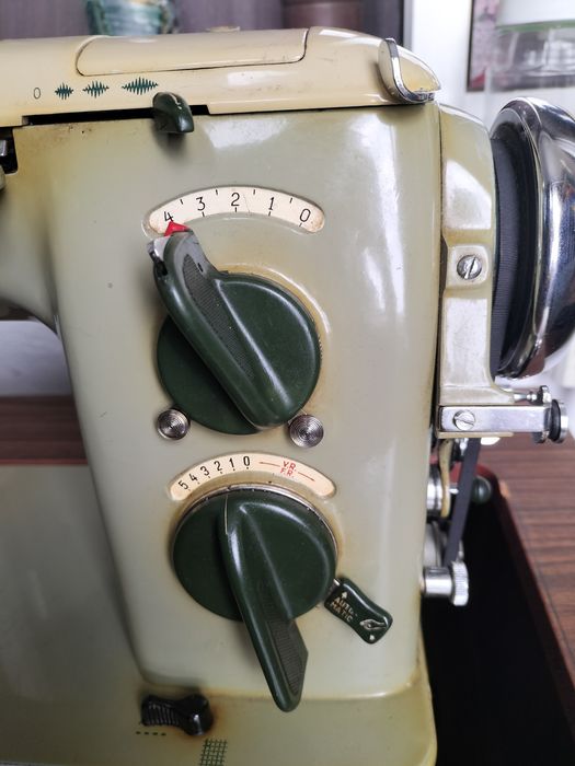 Máquina de costura elétrica