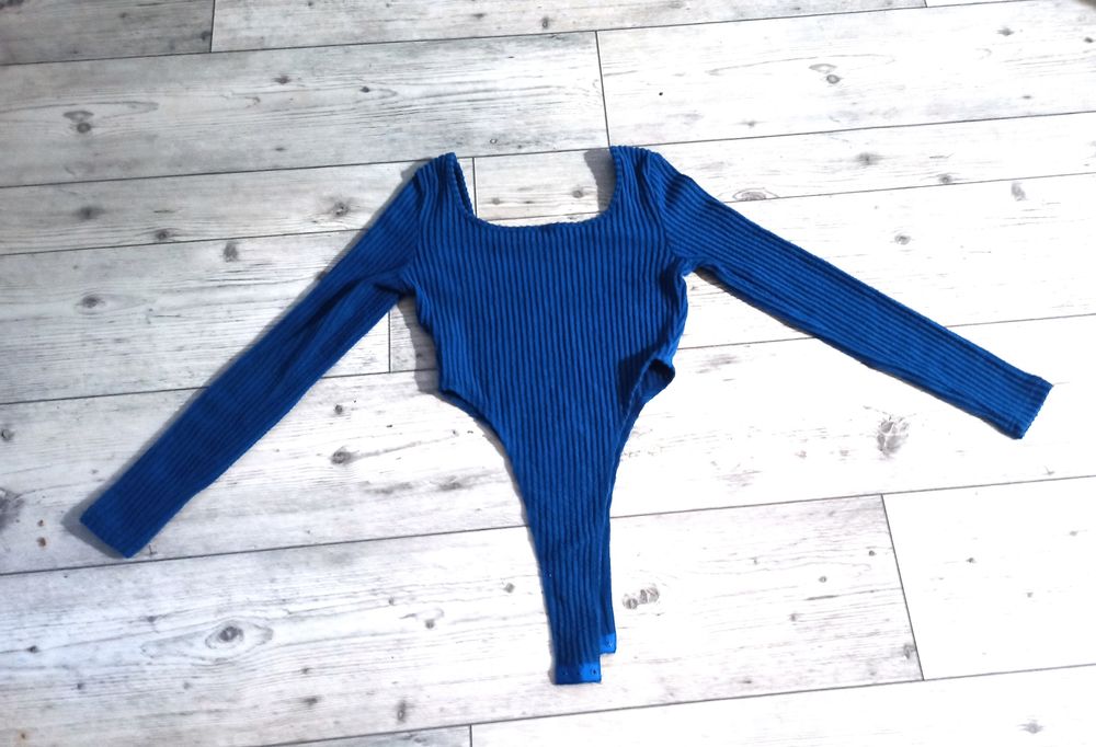 Damskie body z prążkowanego materiału