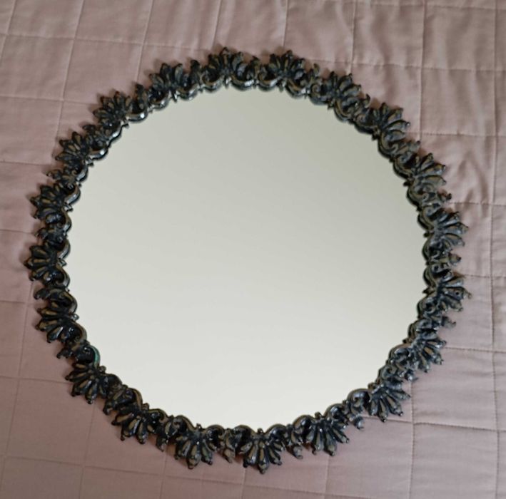 Дзеркало у латунній оправі