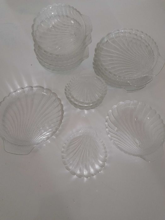 Pratos e taças  de sobremesa em vidro (antigas)