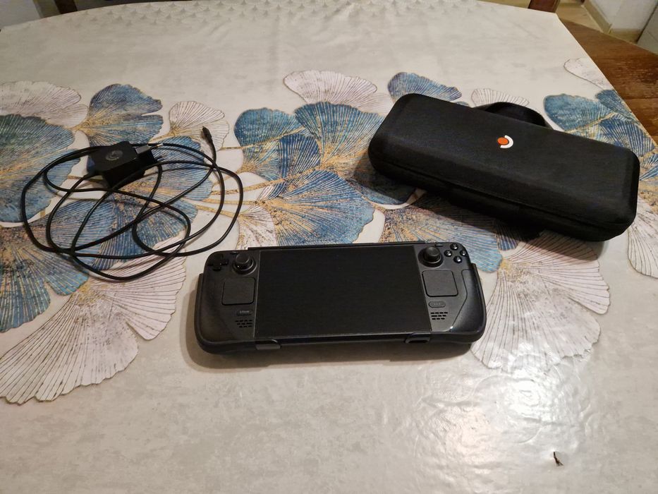 Steam Deck OLED 1TB + etui Spigen + folia ochronna – bardzo dobry stan