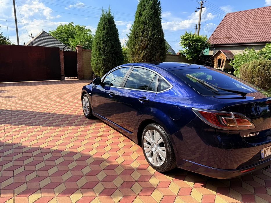 Продам свой  автомобиль MAZDA 6