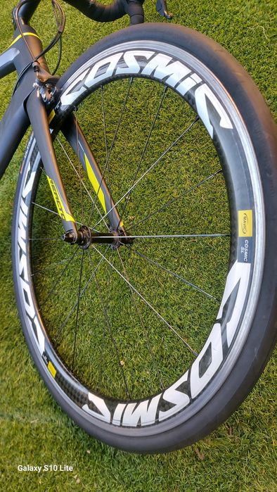 Rodas de carbono para pneu e câmara de ar.