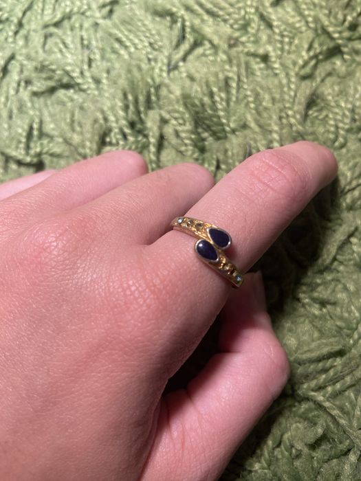 Anel dourado com pedrinhas