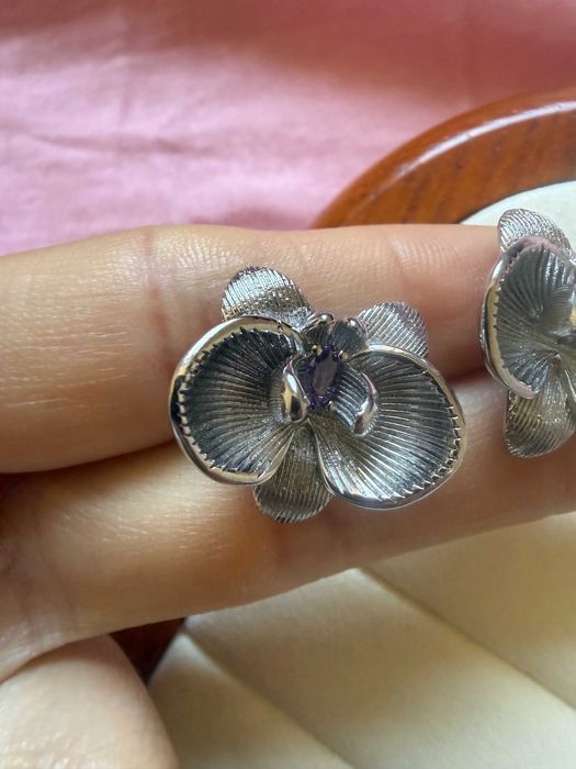 Brincos Phalaenopsis orquídea com gema roxa escovada earrings