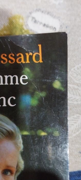 Une femme en blanc. Portes incluídos.