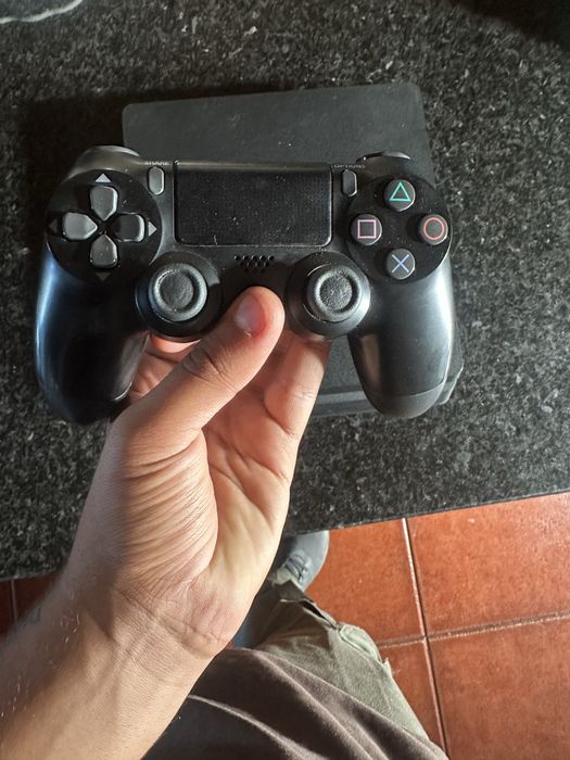 Ps4 com pouco uso com um comando