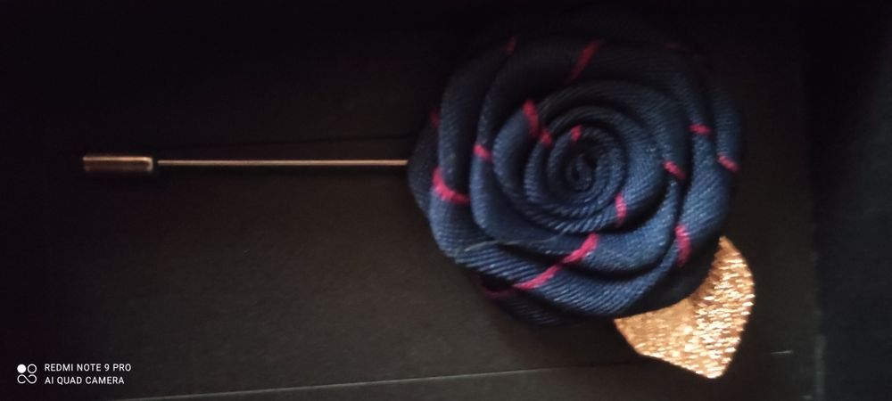 Szpilka z granatową różą do butonierki .