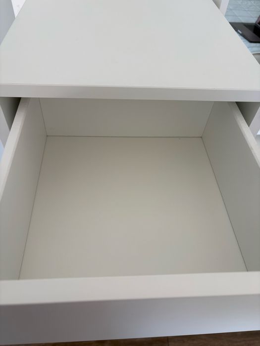 Białe szafki Eket Ikea toaletka lustro