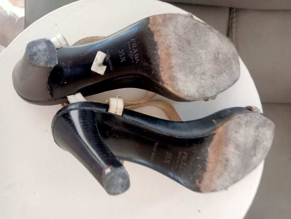 Sandálias Prada em couro preto e branco