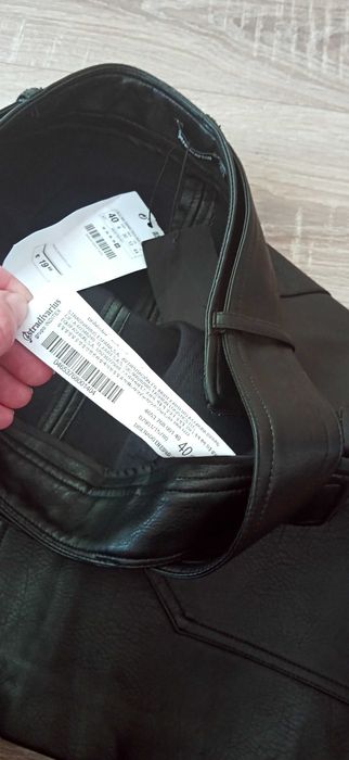 Spódnica krótka mini z ekoskóry damska czarna L/40 Stradivarius