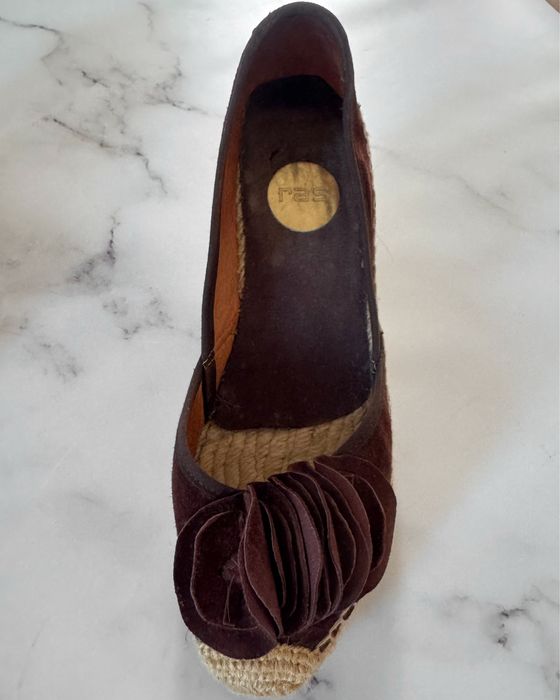 Sapatos cunha RAS em camurça castanha – Tamanho 37 – Necessitam personalização