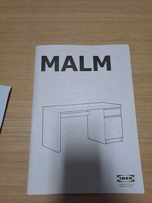 Secretária Malm IKEA como nova
