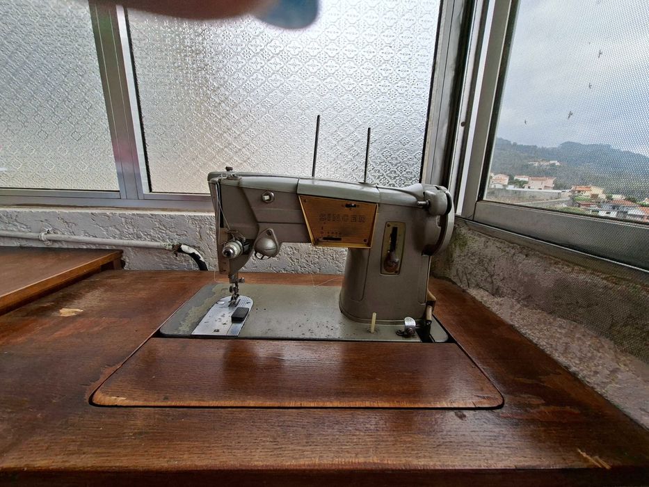Máquina de costura Singer a funcionar
