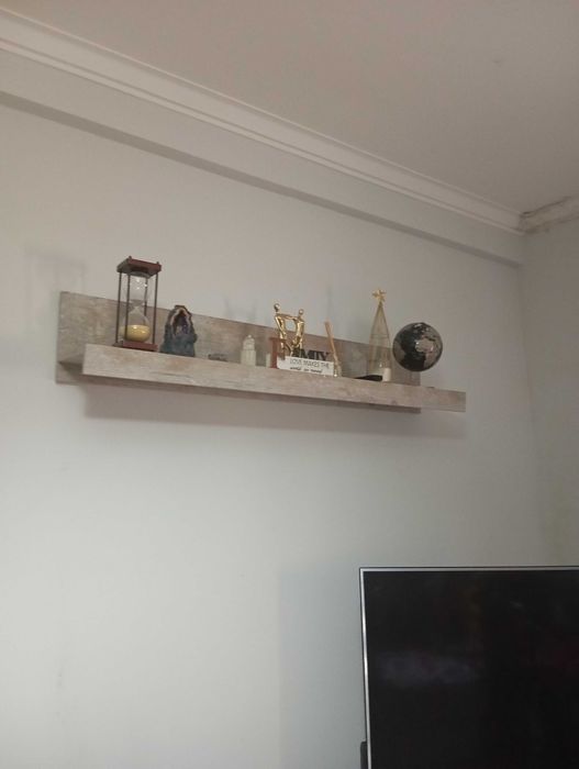 Armário suspenso e prateleira em bom estado