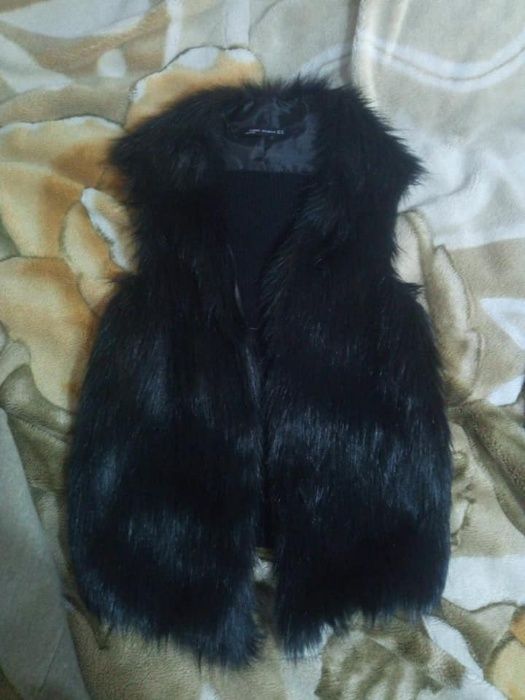 Жилетка черная с мехом