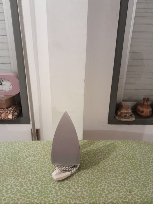 Vendo Ferro de Engomar UFESA muito bonito novo