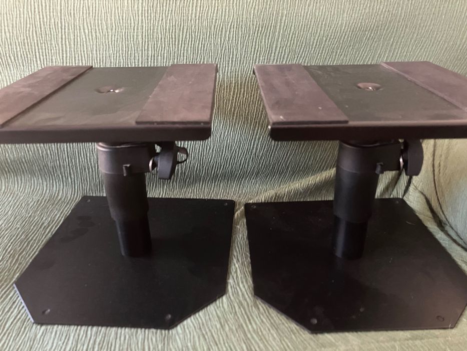 Suportes de mesa para altifalantes