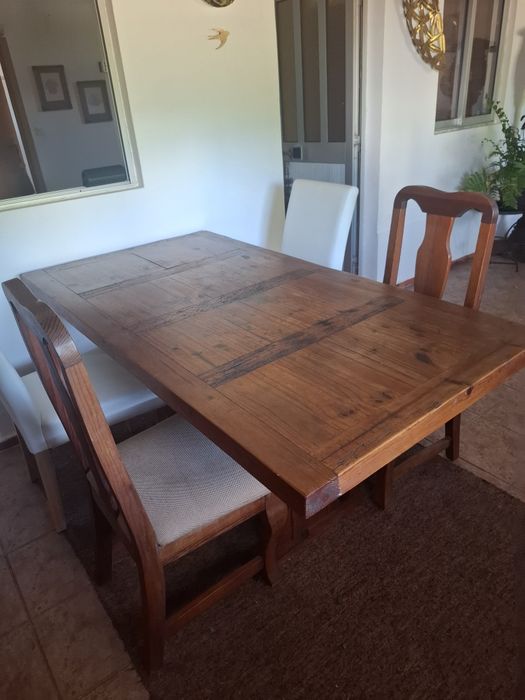 Mesa de jantar em madeira