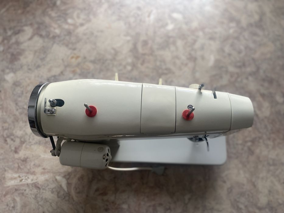 Maquina de cozer e bordar automatica