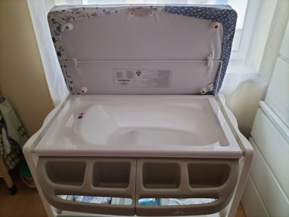 Muda-Fraldas com banheira