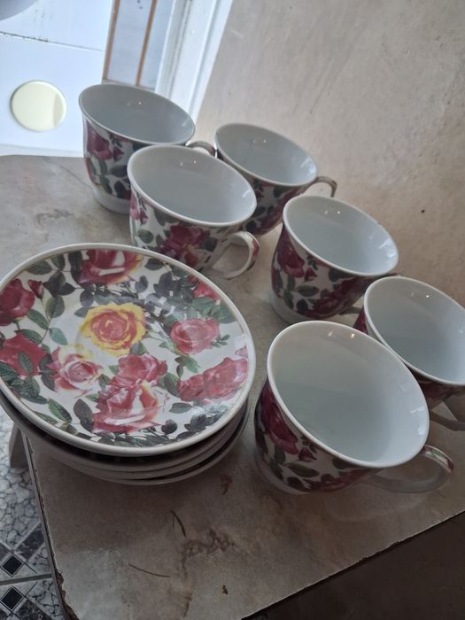 Sześć filiżanek ze spodkiem