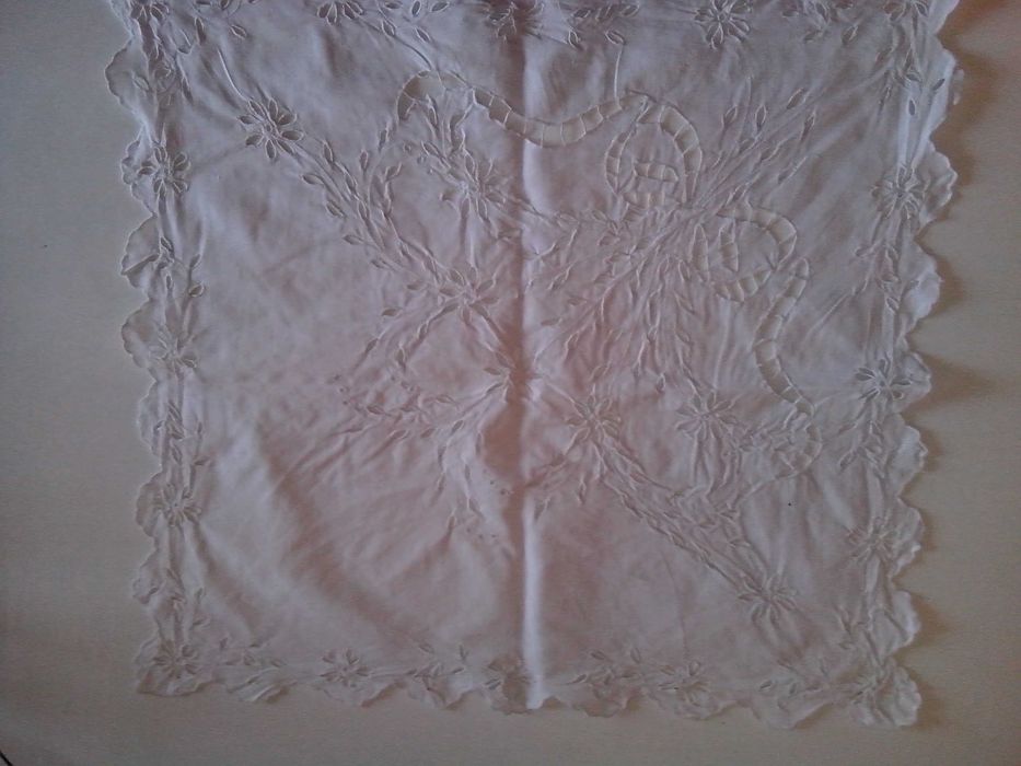 Naperon. Antigo. Dimensão 46 cm X49