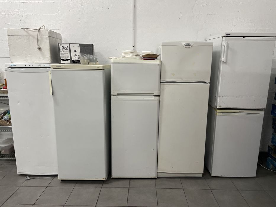 Vários frigoríficos, congeladores e combinados em bom estado