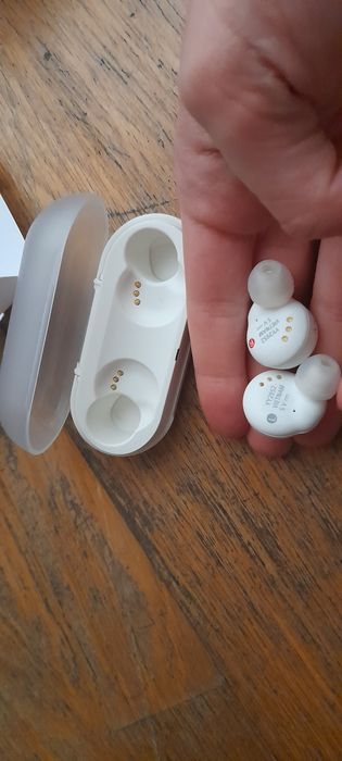 Fones da sony WF-C500 bluetooth a faltar o fio de carregar e só com 1