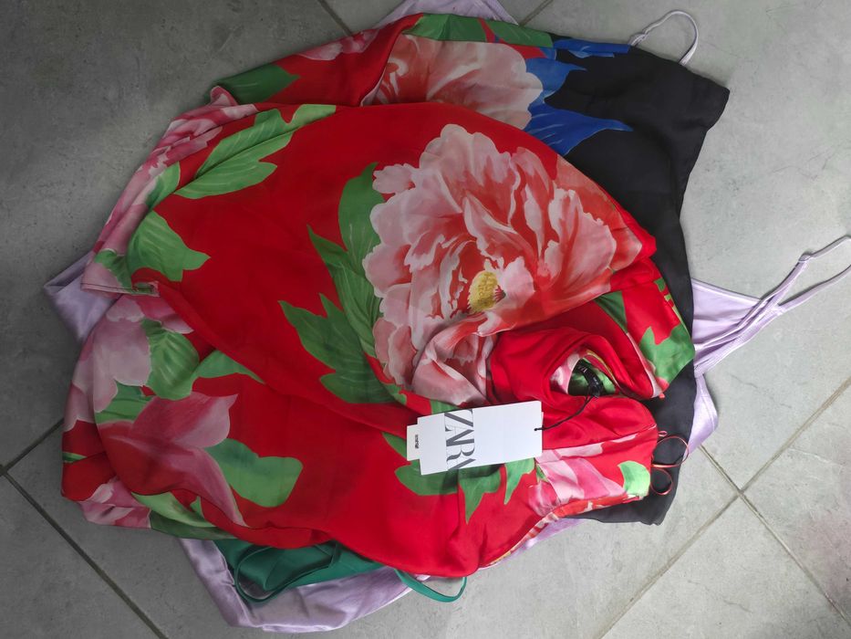 Лот нових суконь