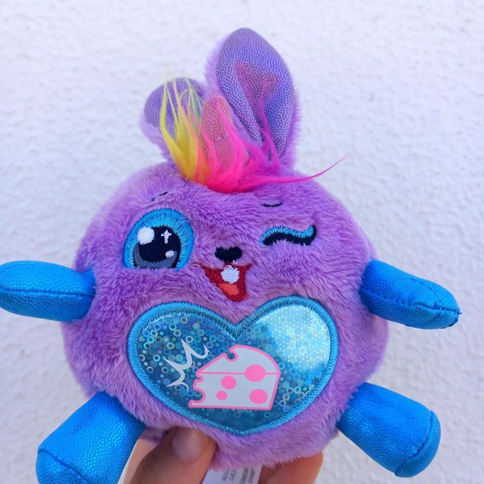 Peluche roxo com coração de queijo