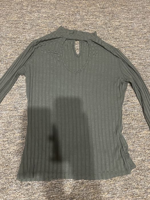 Стильний оливковий лонгслів у рубчик (розмір S)