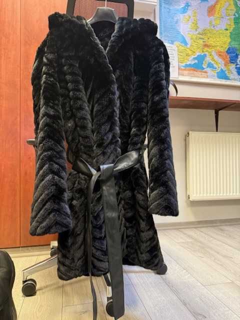 Czarne futro damskie z paskiem i kapturem Ochnik L