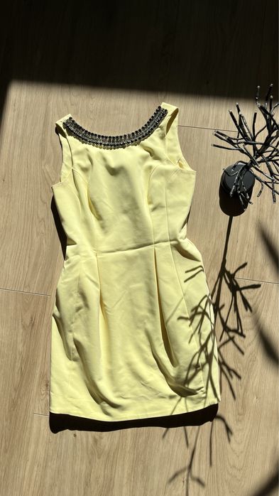 Żółta sukienka Mohito Collection z kryształkami - 38 M
