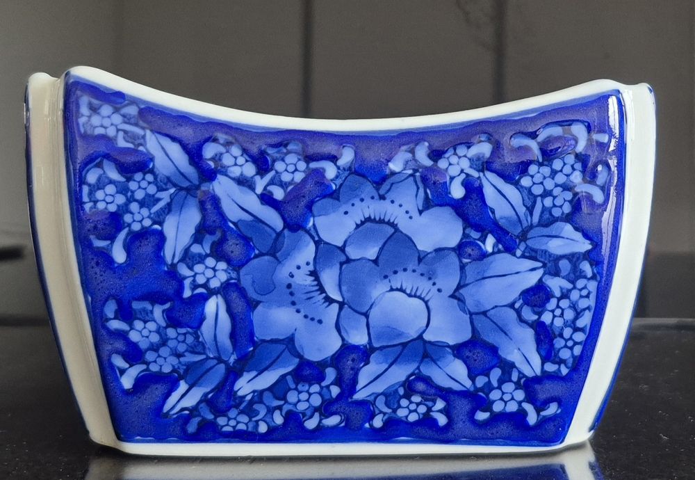 Taça de cerâmica branca e azul