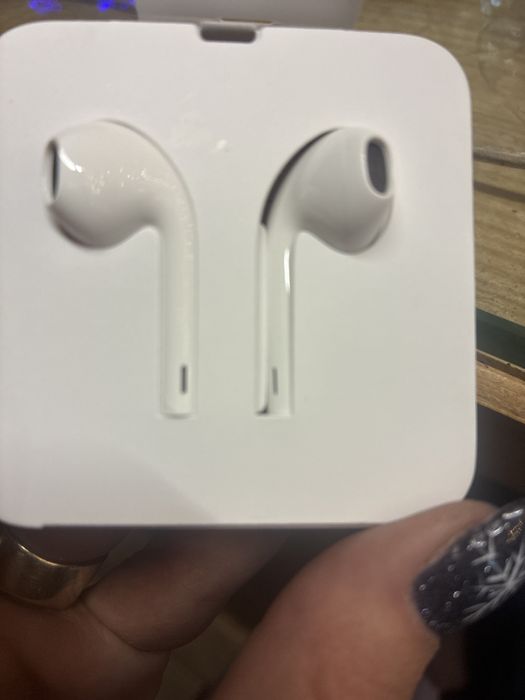 - sluchawki , 3 ladowaki , 3 etui - iphone 11 pro