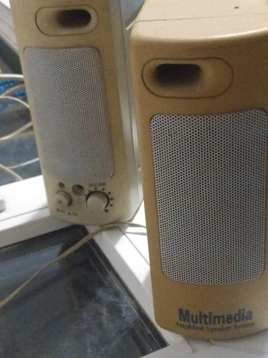 Колонки працюючі, клавіатури під ремонт.