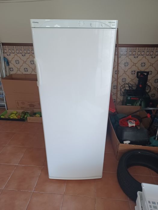 Arca congelador vertical BALAY