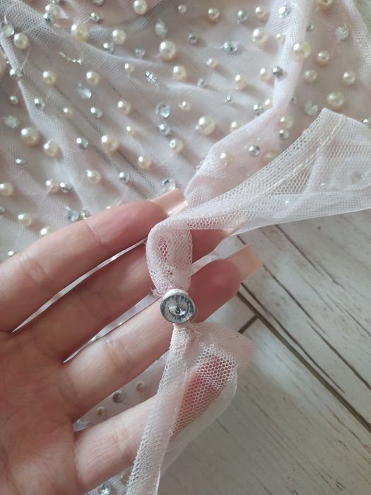 Sukienka balowa krótka pudrowy róż z cekinami błyszcząca na zamek tiul