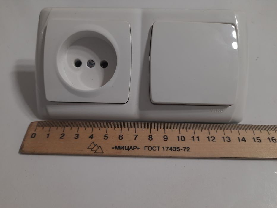 Розетка з вимикачем горизонтальна