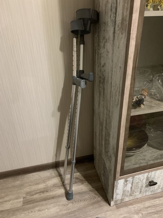 милиці з підлокиттями                     .